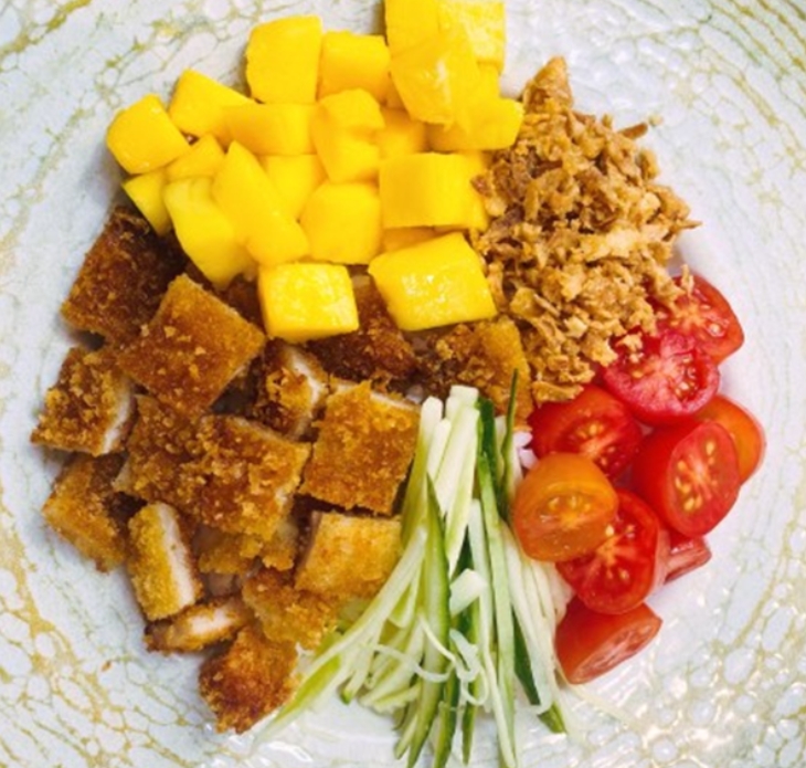 Arroz sushi, lechuga, pollo, pepino, cherry, mango, cebolla frita y salsa
